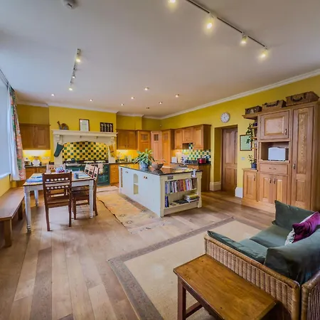 Eden Mount, Wetheral, Characteful, Spacious Overlooking Village Green, Close To M6 * Wetheral